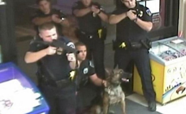 بالفيديو.. مقتل رجل أعمى "مختل" برصاص الشرطة في متجر أميركي