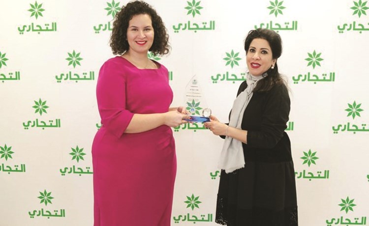  أماني الورع تتسلم الدرع التكريمية من الشيخة فاطمة المبارك الصباح﻿