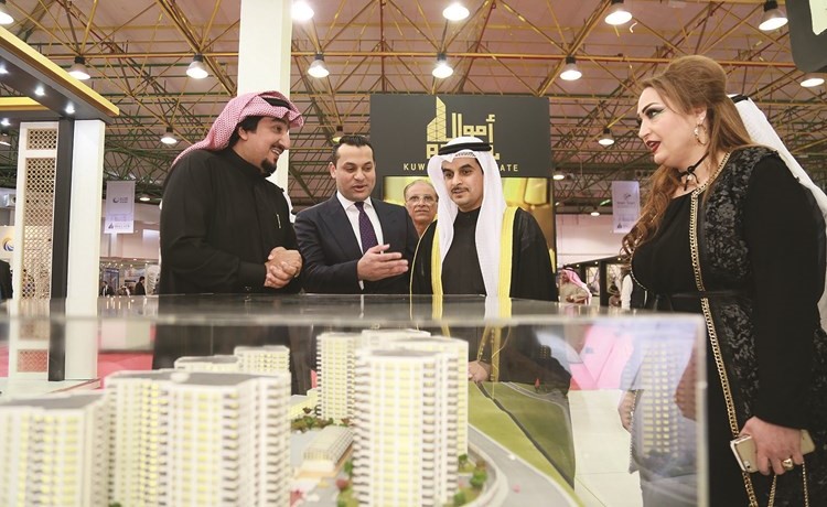الشيخة فاطمة الصباح ومحمود عفيفي مع ضيوف المعرض﻿