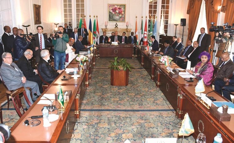 جانب من اجتماع وزراء خارجية مجموعة دول جوار ليبيا في القاهرة أمس﻿
