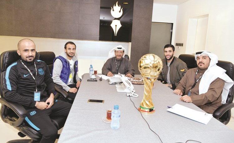 الزميل مبارك الخالدي يدير الحوار مع الضيفين ارحيلي والبريكي بحضور الزميلين عبدالعزيز جاسم ويحيى حميدان	(قاسم باشا)﻿