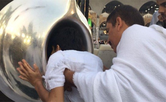 بالفيديو والصور.. الشاب القطري غانم المفتاح يطوف حول الكعبة على يديه وسط حراسة رجال الأمن.. والمعيقلي يصافحه ويقبله ويدعو له