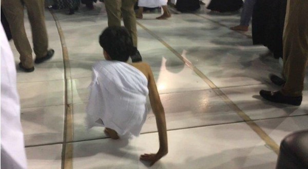 بالفيديو والصور.. الشاب القطري غانم المفتاح يطوف حول الكعبة على يديه وسط حراسة رجال الأمن.. والمعيقلي يصافحه ويقبله ويدعو له