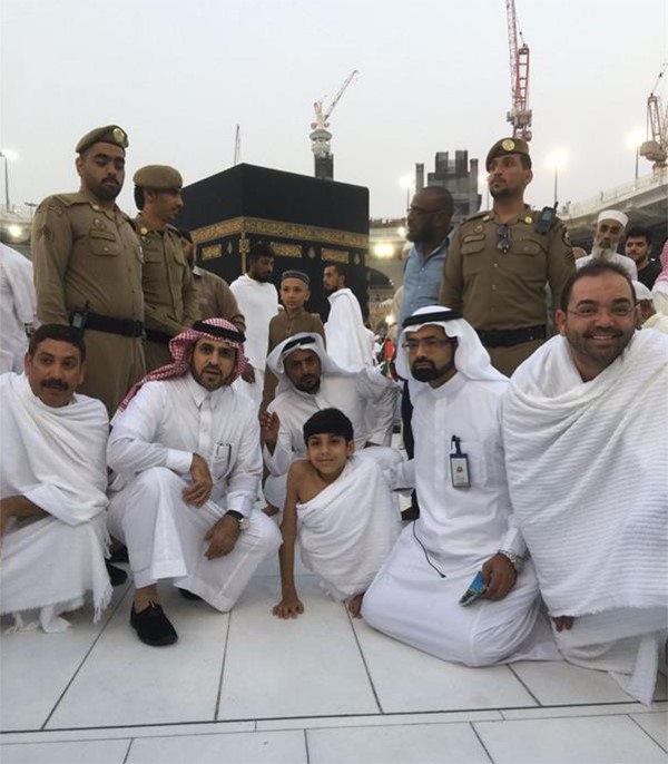 بالفيديو والصور.. الشاب القطري غانم المفتاح يطوف حول الكعبة على يديه وسط حراسة رجال الأمن.. والمعيقلي يصافحه ويقبله ويدعو له