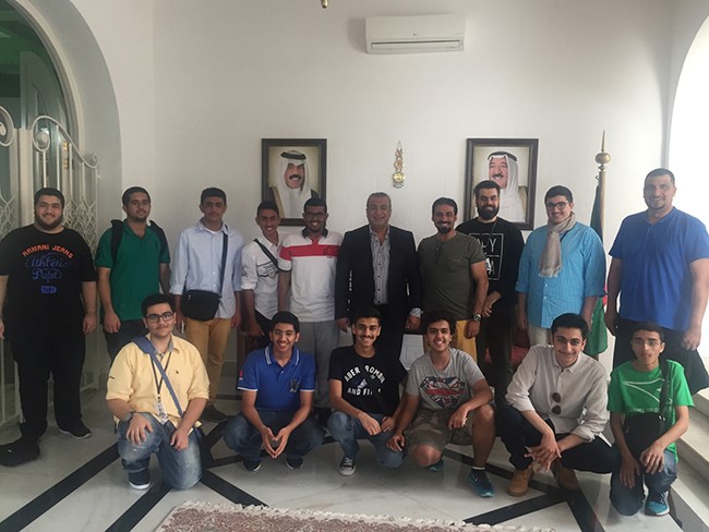  السفير محمد خلف متوسطا طلبة كن من المتفوقين خلال مأدبة غداء أقامها على شرفهم