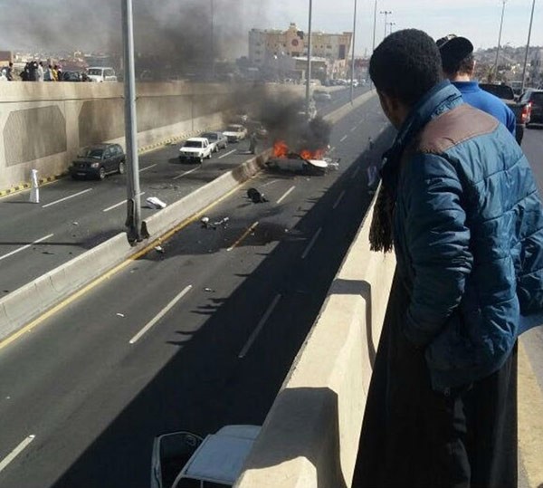 بالفيديو والصور.. حادث مروري يصرع شخصيْن ويفحم ثالثاً داخل نفق في السعودية