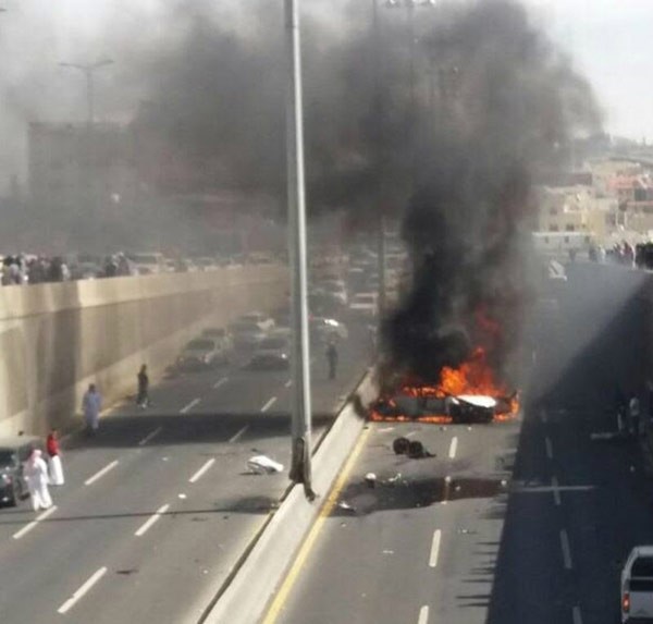 بالفيديو والصور.. حادث مروري يصرع شخصيْن ويفحم ثالثاً داخل نفق في السعودية