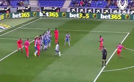 بالفيديو.. لاعب مغمور يسجل ركلة حرة على طريقة رونالدينيو