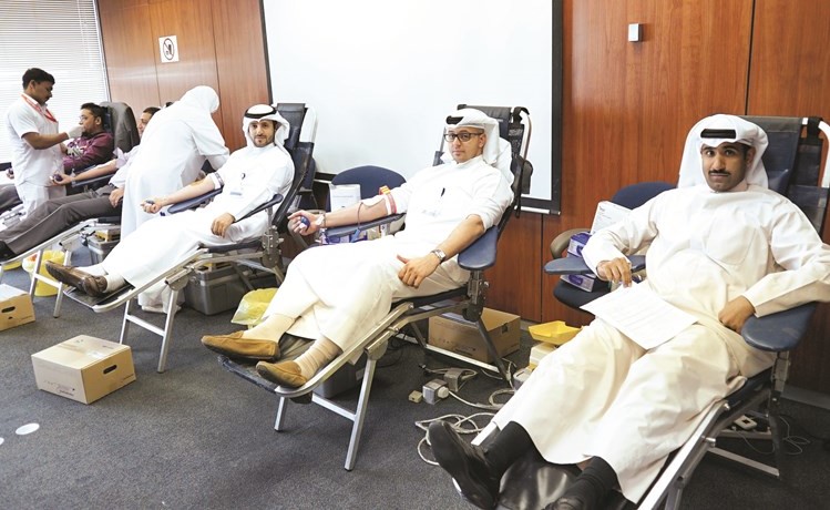 التبرع بالدم في مقر البنك ﻿