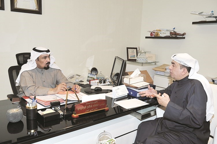 نائب المدير العام للطيران المدني عماد الجلوي متحدثا إلى الزميل فرج ناصر 	(زين علام)﻿
