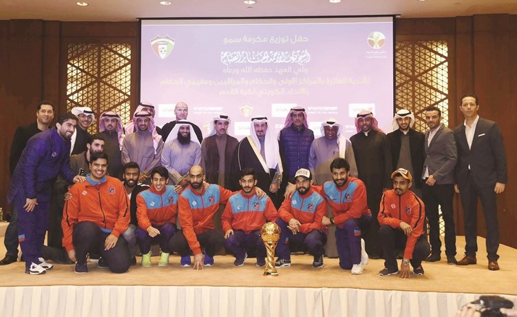 الشيخ فهد جابر العلي والحوطي والشيباني وخليل مع أبطال كأس ولي العهد﻿
