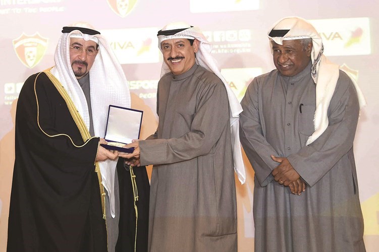 تكريم مراقب المباراة النهائية حامد كميل﻿