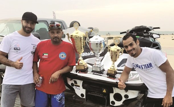 الأبطال الثلاثة النجدي والفاضل والعبدالرزاق مع كؤوسهم ﻿