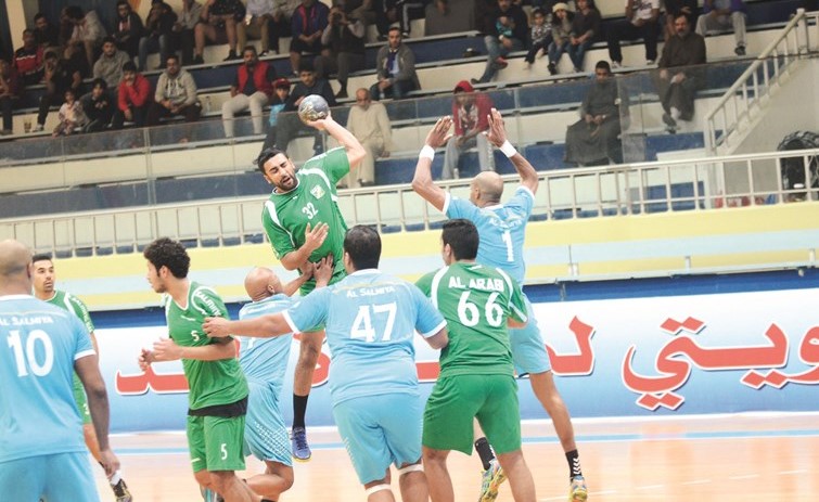 عبدالرحمن المزين يصوب على مرمى السالمية﻿