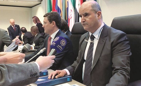 عصام المرزوق متحدثا لوسائل الإعلام في فيينا أمس﻿