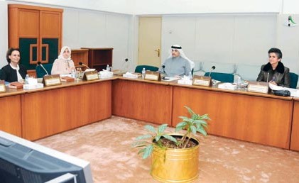 صالح عاشور وصفاء الهاشم ومحمد المطير وهند الصبيح ورشا الرومي خلال اجتماع اللجنة المالية أمس