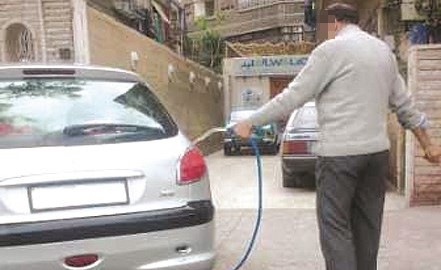 من سلوكيات هدر المياه عبر غسيل السيارات﻿