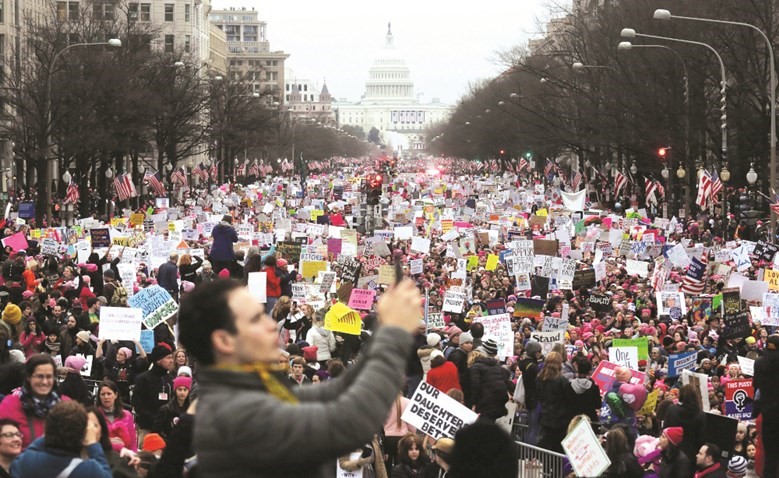 آلاف المحتجين في التظاهرة النسائية ضد ترامب قرب مقر الكابيتول بواشنطن اول من أمس	(ا.ف.پ) ﻿