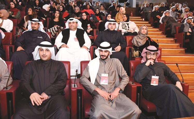 د. عبدالكريم الكندري وأحمد الفضل مع بعض الشباب﻿