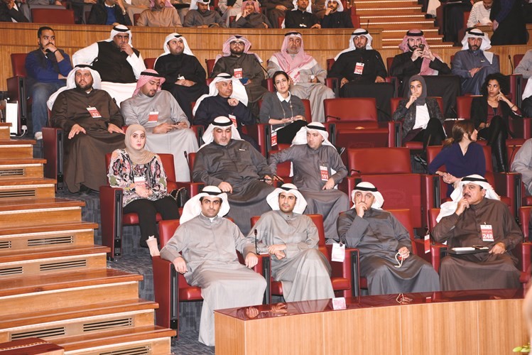 رياض العدساني أثناء تجمع الشباب والوزراء والنواب﻿