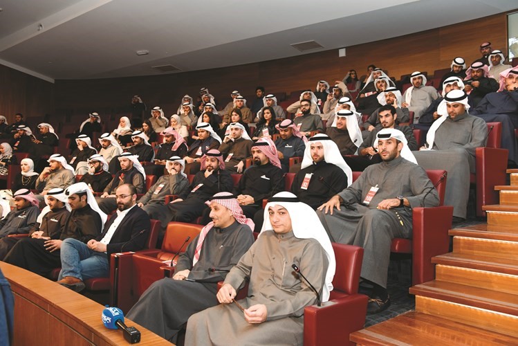 يوسف الفضالة بين الشباب﻿