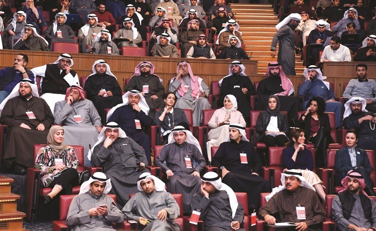 هند الصبيح والشيخة الزين الصباح تتوسطان الحضور الشبابي 	 (انور الكندري)﻿