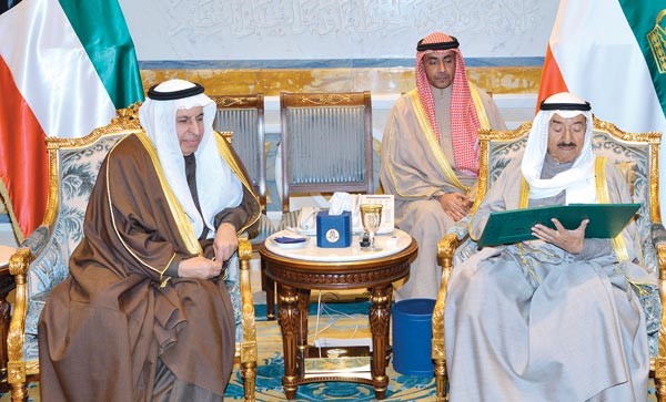 صاحب السمو الأمير يتسلم رسالة خادم الحرمين الشريفين من السفير د. عبدالعزيز الفايز