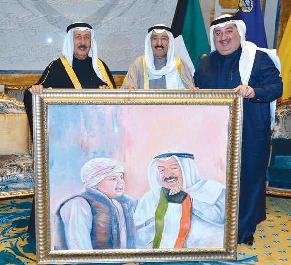 صاحب السمو الأمير الشيخ صباح الأحمد يتلقى لوحة هدية من جواد بوخمسين وعماد بوخمسين