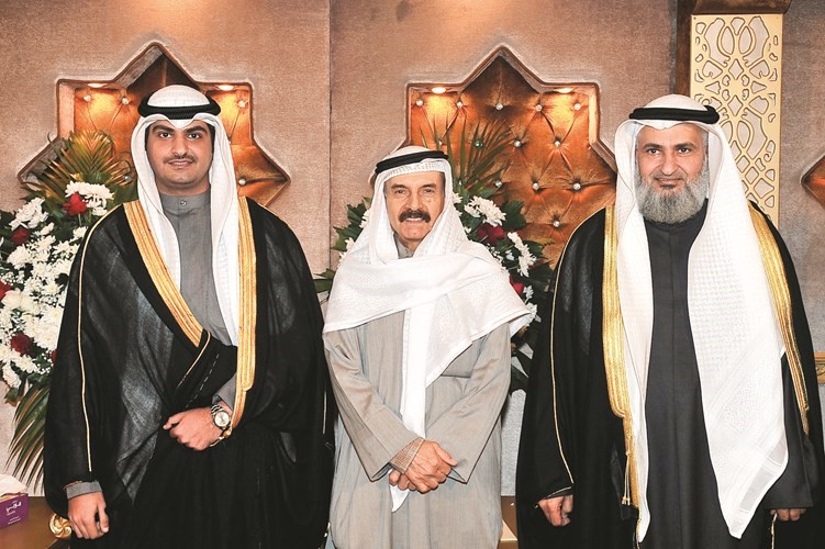 المستشار فيصل المرشد يبارك للمعرس ووالده ﻿