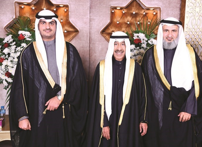 الشيخ بندر جابر الأحمد مهنئا المعرس عبدالله الزمانان ووالده د.بدر الزمانان﻿