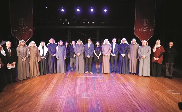 صورة جماعية للمشاركين في الحفل﻿