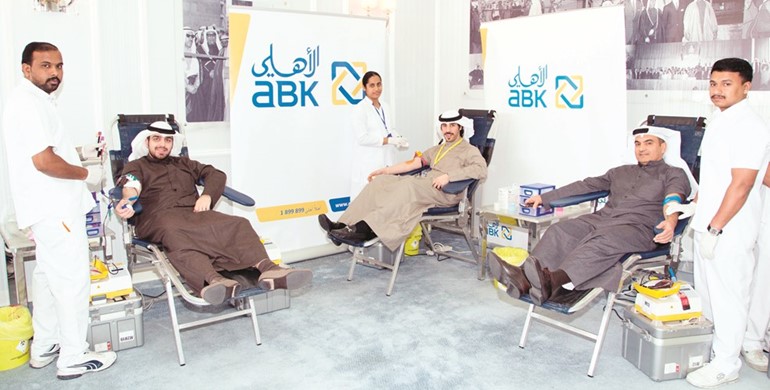 موظفو البنك خلال حملة التبرع بالدم ﻿