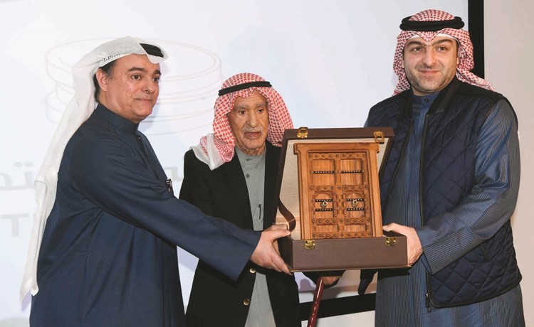 ياسر ابل وصلاح المضف يكرمان عبدالعزيز الدوسري ﻿