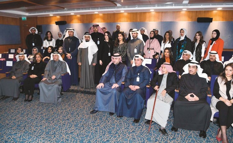 أبل والمضف والدوسري في صورة جماعية مع موظفي البنك	 (محمد هاشم)﻿