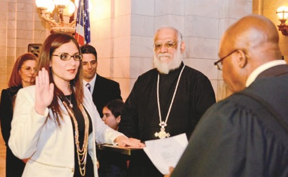 شيري القمص ميخائيل ادوارد خلال تأدية اليمين القانونية ﻿
