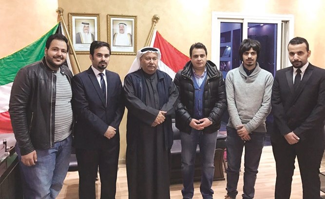 السفير محمد الذويخ مع الطلاب بمقر الاتحاد ﻿