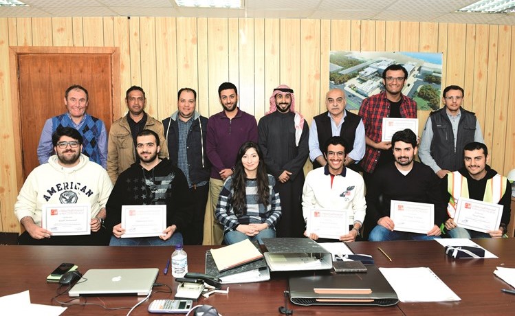 طلبة كلية الهندسة في الكلية الأسترالية يحملون شهاداتهم بعد ختام البرنامج﻿