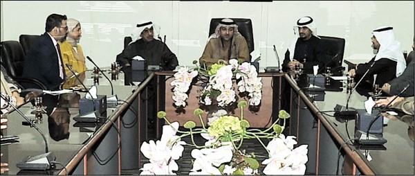 الوزير ياسر أبل وم.بدر الوقيان خلال اللقاء مع عدد من الزملاء محرري الصحف المحلية (زين علام)