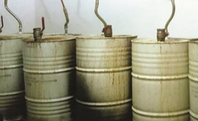 المصنع احتوى على مختلف مواد وادوات تصنيع الخمور المحلية﻿