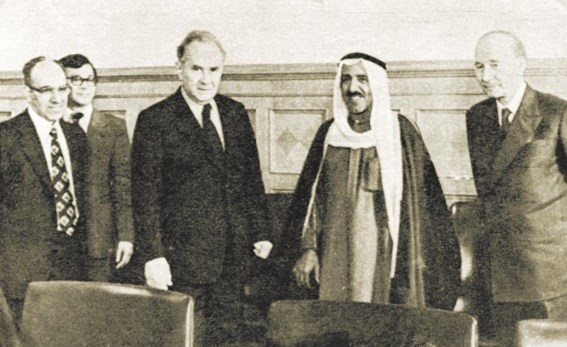 صاحب السمو الامير في صورة عندما كان وزيرا للخارجية أثناء زيارته إلى موسكو في منتصف السبعينيات من القرن الماضي ويبدو الراحل علي الأنصاري في أقصى اليسار عندما كان سفيرا للكويت هناك﻿
