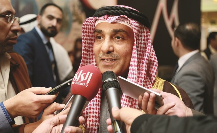عبدالله العنزي يدلي بتصريحات للصحافيين ﻿