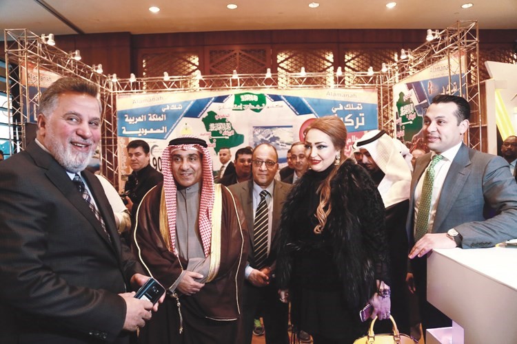محمود عفيفي والشيخة فاطمة الصباح والوزير مدحت عادل وعبدالله العنزي خلال جولة في المعرض﻿