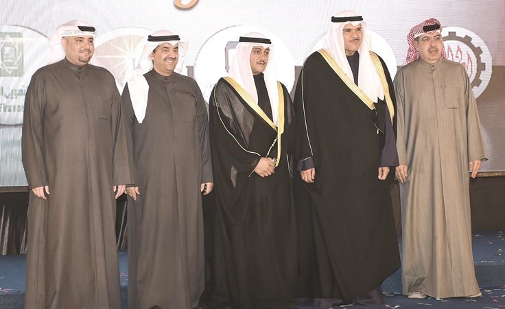 وليد الخشتي متوسطا الشيخ سلمان الحمود وطلال الخرافي ﻿