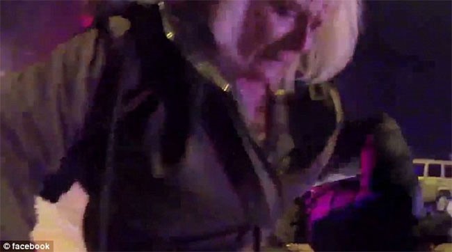 بالفيديو والصور.. لحظة إنقاذ شرطي لامرأة محاصرة في سيارة تحترق
