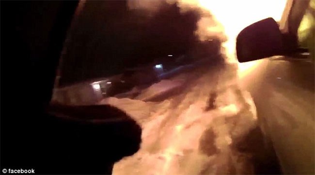 بالفيديو والصور.. لحظة إنقاذ شرطي لامرأة محاصرة في سيارة تحترق
