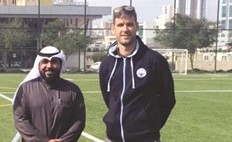 سايمون هويت مع أحمد مدعث خلال الجولة التفقدية للملاعب﻿