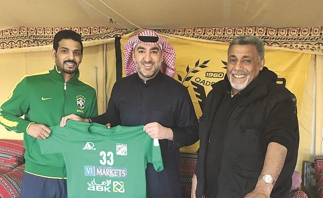 راشد يحمل فانيلة العربي بحضور عاشور ومعرفي﻿