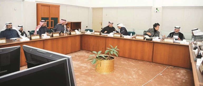 سعود الشويعر وصالح عاشور وصفاء الهاشم وأحمد الفضل وأنس الصالح اثناء اجتماع اللجنة المالية﻿