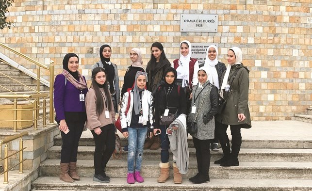 وفد طالبات كن من المتفوقين خلال زيارتهن عدة مشاريع ألبانية ﻿