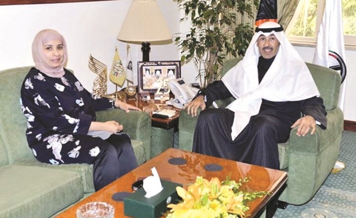 الشيخ فواز الخالد مع مديرة منطقة الأحمدي الصحية د.شيخة الهاجري ﻿